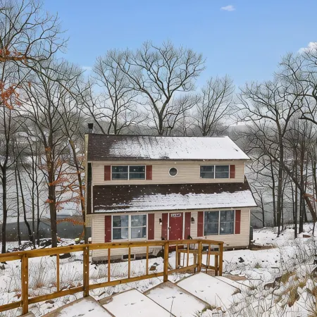 LAKE FRONT HOME in SAW CREEK, BUSHKILL