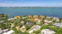 Newly renovated classic villa in exclusive neighborhood. - Private Pool