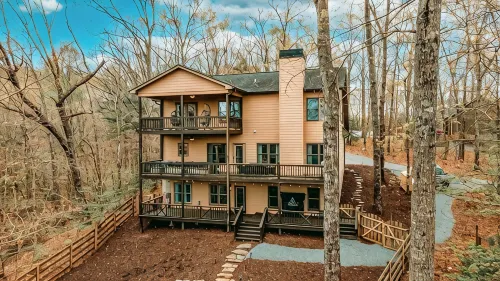 XL Modern Mtn Retreat! Mtn Views GameRm, 6 Rooms, Firepit, Close to Dwtn Hot Tub - Gym