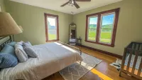 3 Peaks Farmhouse- Beautiful Remodel with Scenic Views + Root River Trail access - 民泊