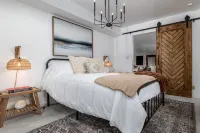 Stylish 1 bedroom cottage along the Mississippi River - 3-Star