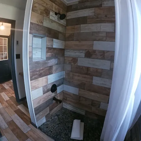 Modern Chalet -AC, hot tub, sauna + pets welcome