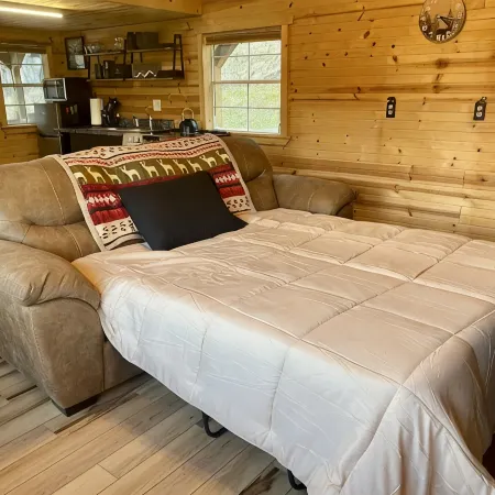 Cozy Tiny Cabin with Hot Tub, 3 Minutes to Seneca Rocks Park Entrance Hoteles en Condado de Pendleton