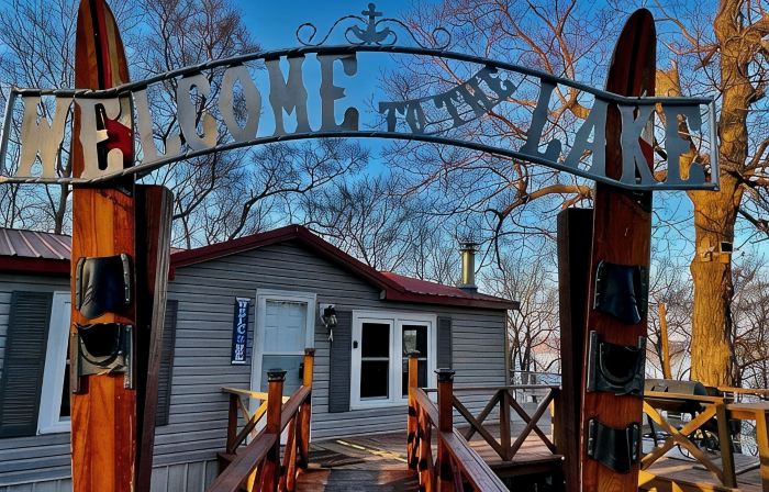Lake View cottage, secluded, quiet, total remodel, 3 king beds