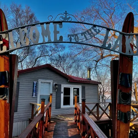 Lake View cottage, secluded, quiet, total remodel, 3 king beds