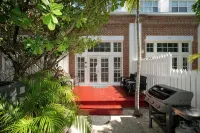 Southern Escape at Truman Annex - 2 Bed / 2.5 Bath with Parking & Shared Pool - Bungalows
