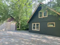 Pet Friendly Stowe Retreat • 7 Mins to Mountain & Village • Firepit • Sleeps 8 - Chalet