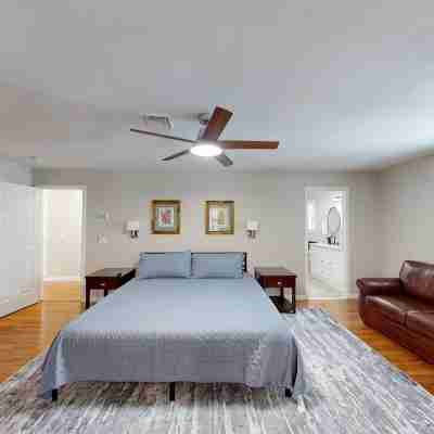Spacious 4-bedroom house in charming Worcester with AC, WiFi Rooms