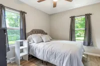 "The Hideaway 1" Charming 2-bedroom house with WiFi, AC in fabulous Farmington - Homestays