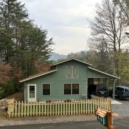 Cozy Pigeon Forge Cabin Near Parkway: Hot Tub, Mountain Views & Pet Friendly!