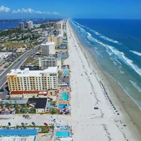 Beachside Daytona Beach Shores 5 min walk to beach, restaurants and more!