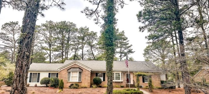 Golf Front home on Pine Needles. 4 King Beds : 5 miles from villages Отели в г. Мур