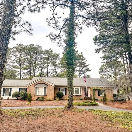 Golf Front home on Pine Needles. 4 King Beds : 5 miles from villages
