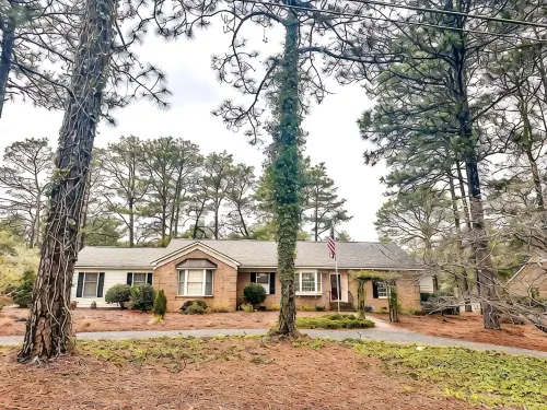 Golf Front home on Pine Needles. 4 King Beds : 5 miles from villages - 4-Star