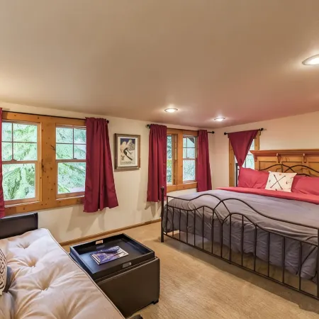 Cozy Rustic 20 minutes to Mt Baker walk to town, hot tub, High Speed Internet