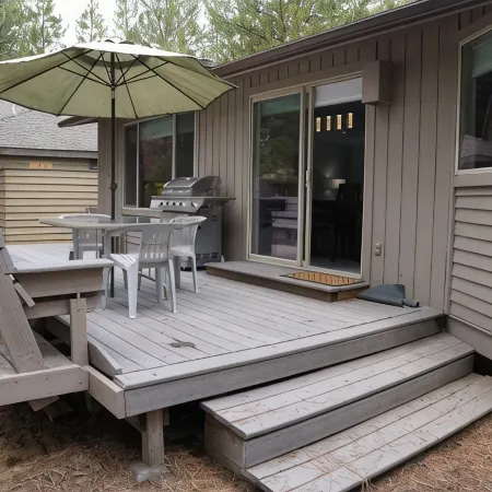 Updated 2bd/2ba. Walk to Village, dog friendly, SHARC passes.