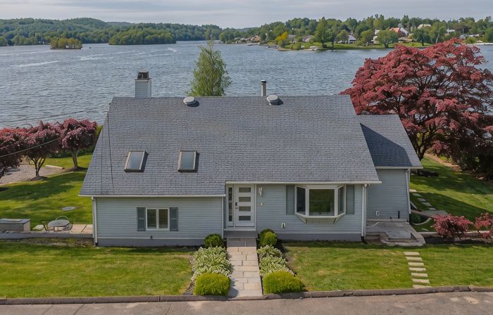 Candlewood Lakefront 3bd/ 2 bath house w/ 180 degree views!