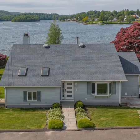 Candlewood Lakefront 3bd/ 2 bath house w/ 180 degree views!