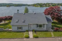 Candlewood Lakefront 3bd/ 2 bath house w/ 180 degree views! - Wifi