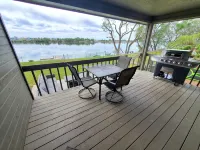 Spacious Lakehouse Getaway. Private Dock with large fenced Backyard and Gameroom - 3성급