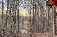 Private, Guest Favorite Cabin, Fire Pit, Close to Hiking and Downtown Clayton! - Chalets
