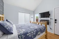 Cozy Queen, Private Bathroom and Entryway - Apartments