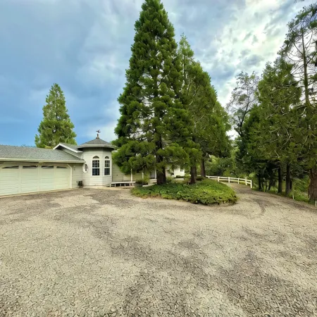 Spacious Yosemite Lodge –Arcades + EV Charger + 3B2B + Private 1 Acre +Game Room