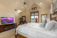 Waterfront Home with Million Dollar Views on Duck Creek - con encanto