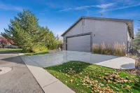 Meridian Patio Home with Games, Seasonal Pool, Close to EVERYTHING! Pet friendly - Wifi