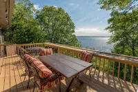 Spectacular Waterfront Gull Lake Cabin and Perfect Location Close to Everything - バルコニー