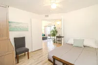 Fully Renovated, Affordable, Beachy 2Br Retreat, 2 Pools, Walk to Beach! - 무료 와이파이