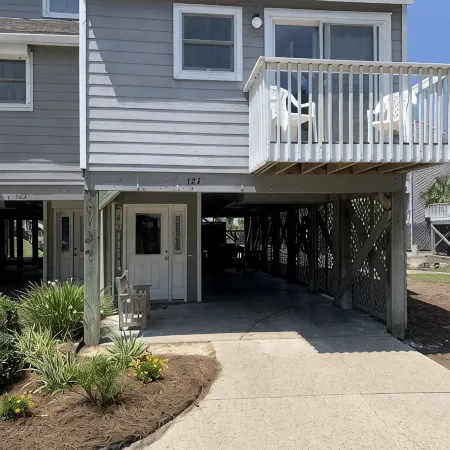 FUNSEEKER- 5 STAR PROPERTY! 49 SEC TO BCH. GULF VIEW & PETS OK