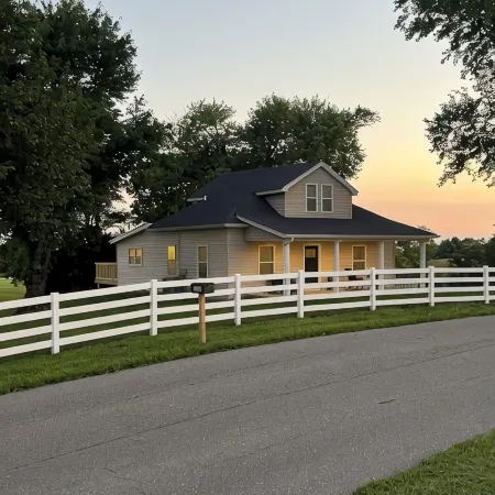 Modern farmhouse, secluded and convenient. 5 minutes from The ARK 2 min off exit