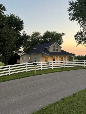 Modern farmhouse, secluded and convenient. 5 minutes from The ARK 2 min off exit - Wifi
