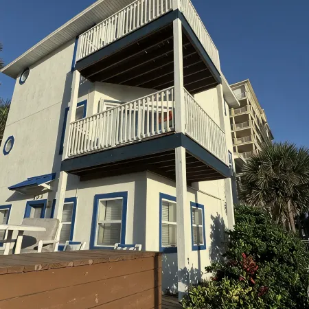 1 Bedroom / 1st floor Beachside House