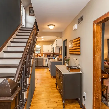 2 King Beds! Center of town! Pet friendly