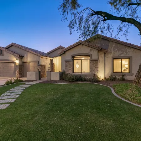 Luxury Home, Beautiful Neighborhood, Spacious for Family, with Pool/Spa.