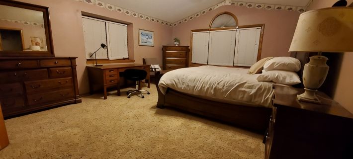 Fully furnished 5 bedroom home in a nice neighborhood Hotels in Urbandale