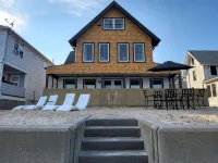 PRIVATE BEACH: A PALACE IN PARADISE @ NIANTIC W/ 6 QUEENS 1 TWIN BED - WiFi