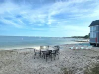 PRIVATE BEACH: A PALACE IN PARADISE @ NIANTIC W/ 6 QUEENS 1 TWIN BED - WiFi