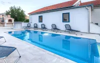 BC Eleven - Mit Zentralheizung - Pool