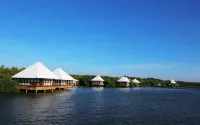 BeeJay Bakau Resort - parking