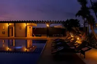 Hotel Trinitarias Suites - piscina