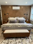 Suite nestled in a garden beside a 13 acre park in the heart of the city. - de charme