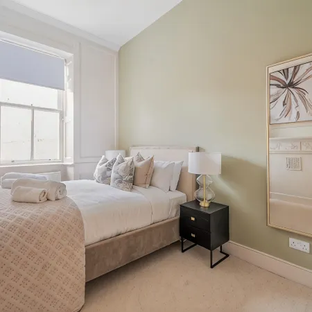 Elegant 1-Bed Flat in the Heart of Bath - VAT Q