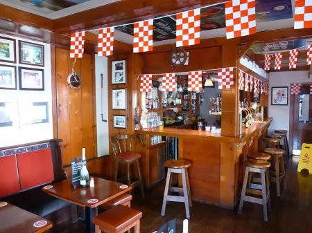 The White Lady Hotel Отели рядом с достопримечательностью «Kinsale Beach»