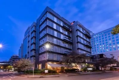 100 Luxury Suites Hotel di 