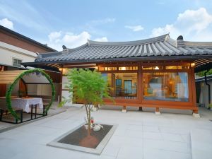 Geuligobom Dokchae Pension