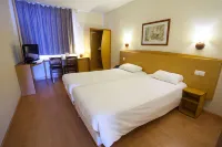 Travelodge Alicante Puerto Hoteles cerca de Castillo de Santa Bárbara.