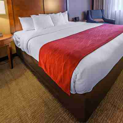 Comfort Inn & Suites Erie Rooms
